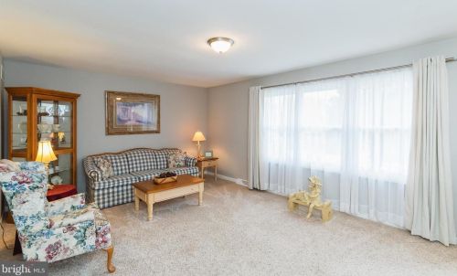 33 Vly Vw Dr, Hanover PA 17331-8307 exterior