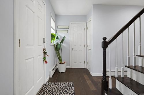 63 Foxcroft Rd, Enfield CT 06082-2430 exterior