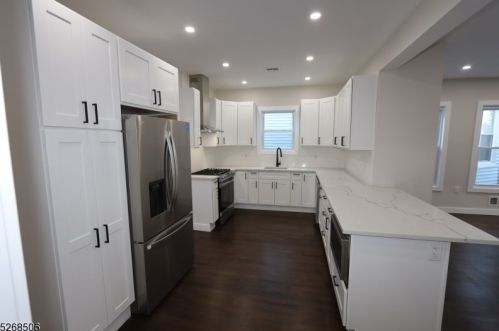 1045 Hunterdon St, Newark NJ  07112-2412 exterior