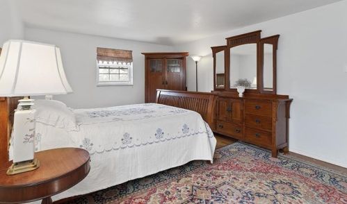 833 Macarthur Dr, Pittsburgh PA 15228-1704 exterior