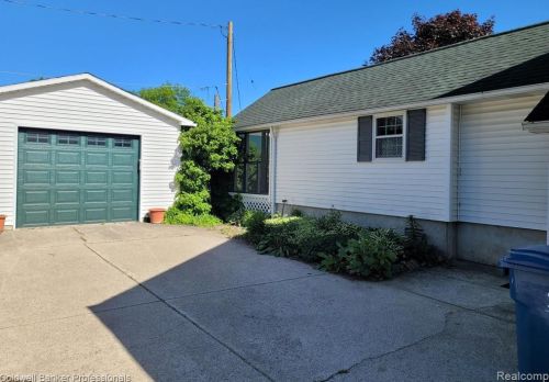 110 1st St, Holly MI  48442-1501 exterior