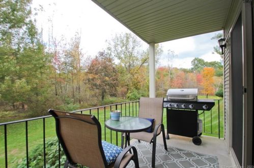 14 Carriage House, Enfield CT 06082-6025 exterior