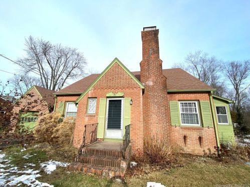 21 Pleasant St, Windsor Locks CT 06096-1439 exterior