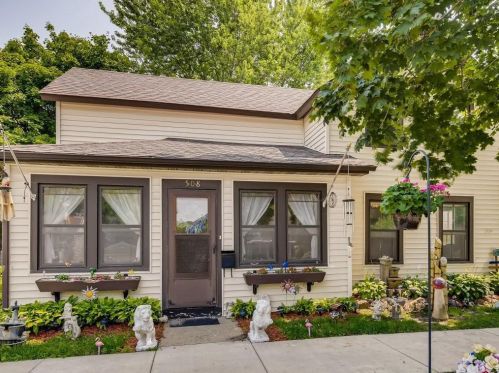 508 Cedar St, Chaska, MN 55318-1869