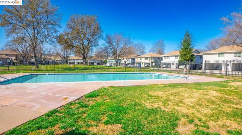 1405 Del Rio Cir, Concord CA 94518-4052 exterior