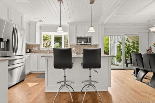 25 Bobwhite Dr, Norwalk CT 06851-2219 exterior