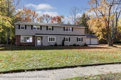 61 Lone Oak Rd, Middletown, NJ 07748-2250