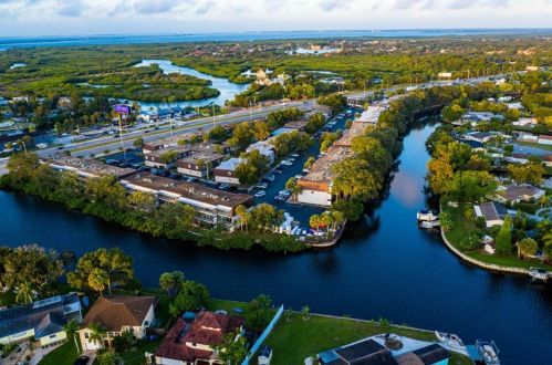 9109 Hillsborough Ave, Tampa FL  33615-3718 exterior