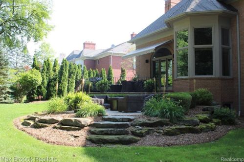 3586 Walnut Brk Dr, Rochester MI 48309-4065 exterior