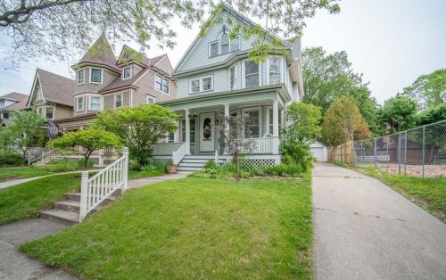 2710 Downer Ave, Milwaukee, WI 53211-3753