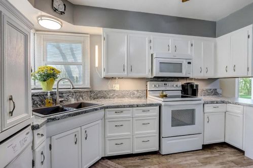 7807 53rd St, Milwaukee, WI 53223-4301