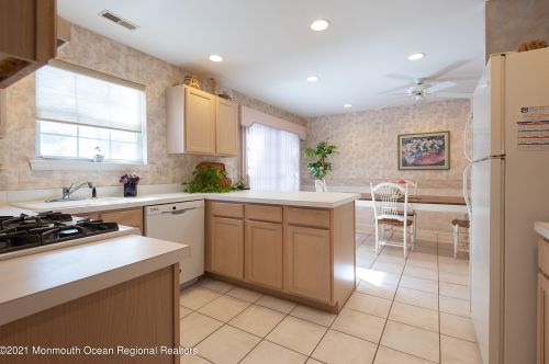 12 Perri Rd, East Freehold NJ 07728-4139 exterior