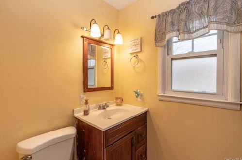 27 Peacock Ln, Poughkeepsie NY exterior