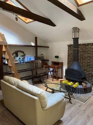 8 Meadow Rd, Westport CT  06880-3011 exterior