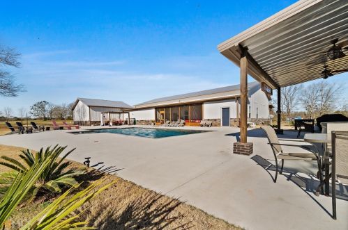 102 Cleveland Rd, Locust Grove GA  30248-2710 exterior