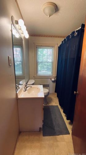 12 Spier Ave, Enfield CT 06082-4320 exterior