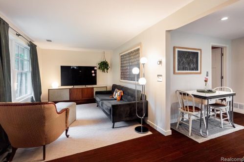 2705 Hessel Ave, Rochester, MI 48307-4829