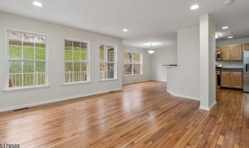 1006 Robin Ct, Green Brook NJ 08812-1737 exterior