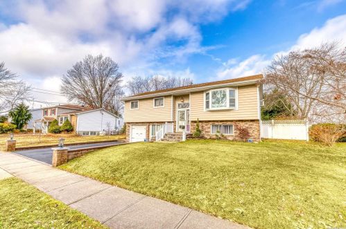 8 Linda Ln, Babylon NY exterior