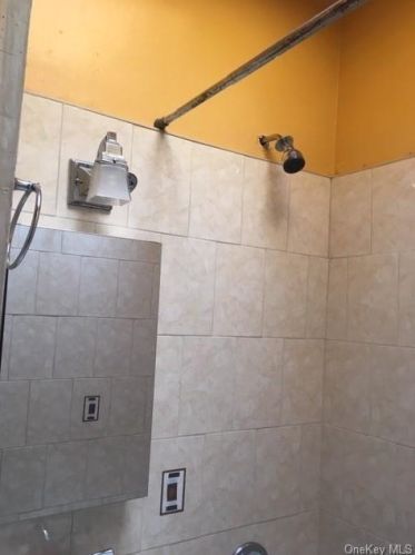 1047 212th St, Bronx NY  10469-1320 exterior