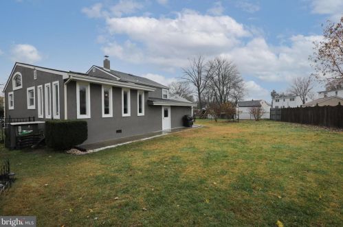 18 Trinity Ln, Blenheim NJ exterior