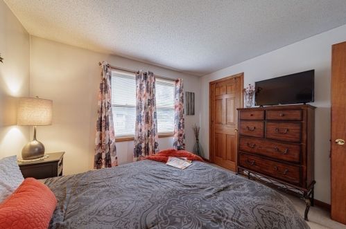 201 Winterset Dr, Springfield MA 01129-1850 exterior