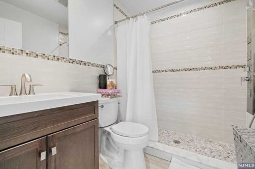 24 Casta Ln, Edgewater NJ 07020-1504 exterior