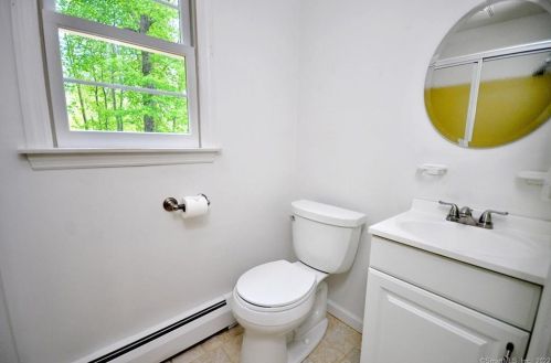 51 Lincoln Way, Windsor CT 06095-3545 exterior