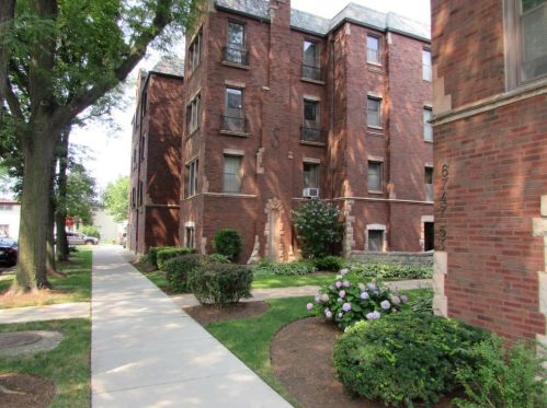 6751 Artesian Ave, Chicago, IL 60645-4639