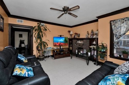 6030 California, Chicago IL 60659-3915 exterior