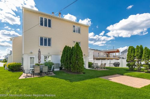 7 Gdn Way, Locust NJ 07760-2213 exterior