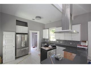 621 35th St, Austin TX  78705-1206 exterior