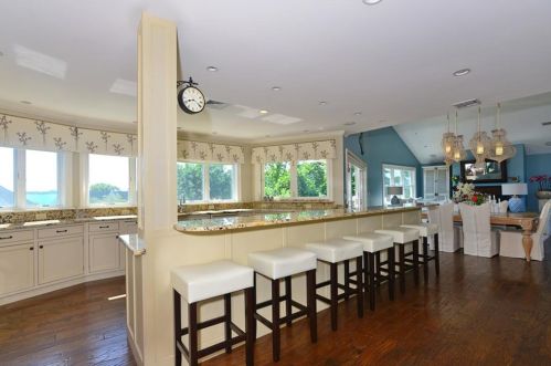 151 Allston Ave, Middletown RI 02842-5803 exterior