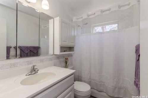 16 Dovecote Ln, Commack NY 11725-2707 exterior