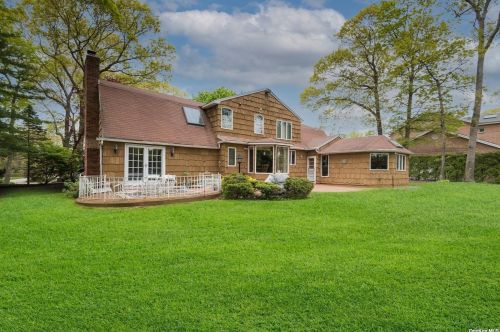 19 Hemingway Dr, Huntington Station, NY 11746-5907