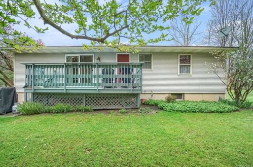 6 Prosperous Vly Rd, Middletown NY 10940-8424 exterior