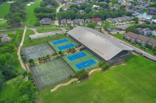 102 Golfview Dr, Montgomery TX 77356-8804 exterior