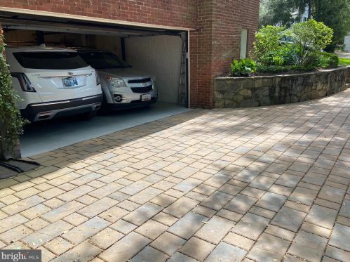 5103 Duvall Dr, Bethesda MD 20816-1871 exterior