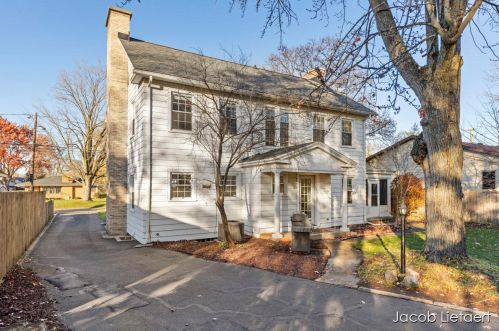 524 3 Mile Rd, Grand Rapids MI 49505-3345 exterior