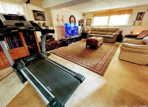 313 Plymouth St, Huntington Station NY exterior