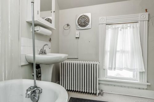 40 Bloomfield Ave, Windsor CT 06095-2303 exterior