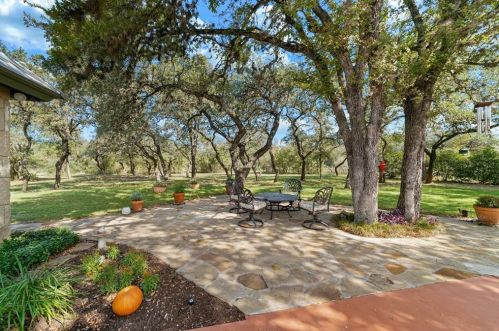 5703 Lockhill Rd, San Antonio TX 78240-1620 exterior