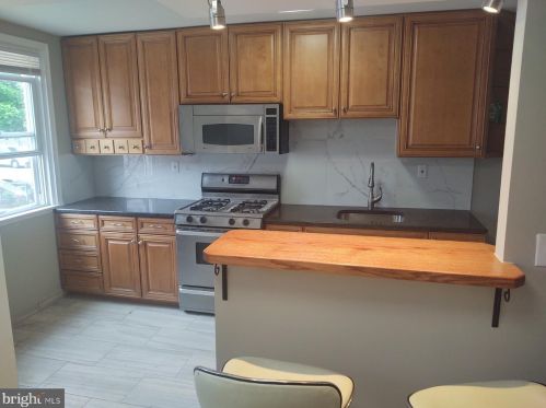 6658 Erdrick St, Philadelphia PA 19135-1604 exterior