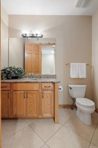 2384 Pebble Crk Dr, Rochester MI 48363-2228 exterior