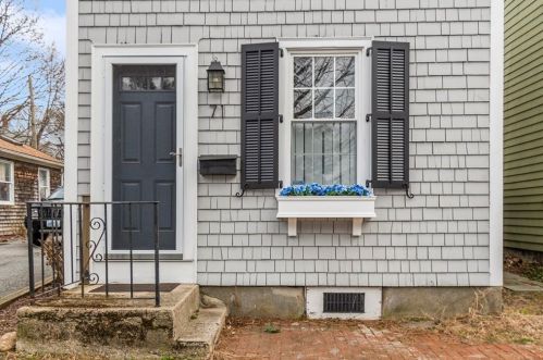 71 Tilden Ave, Middletown, RI 02840-2065