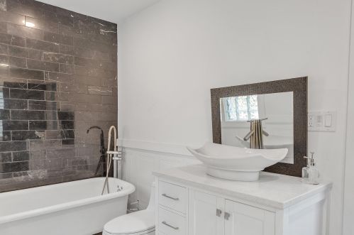 1812 Thomas Ave, Milwaukee WI  53211-4358 exterior