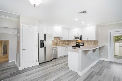 1423 Shadowlawn Dr, Naples FL 34112-4850 exterior