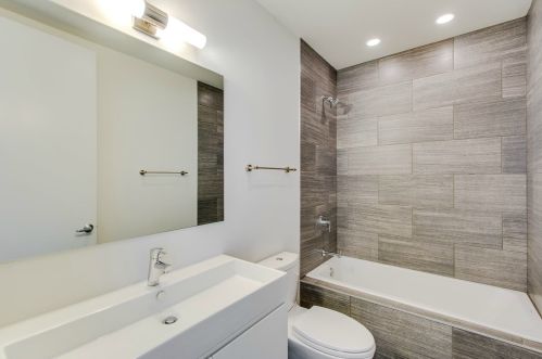 450 Oak St, Chicago IL 60610-7298 exterior