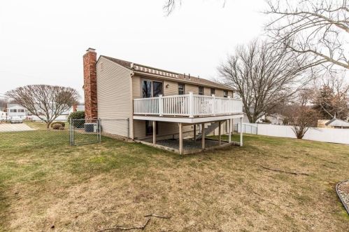 8 Ferncrest Dr, Providence RI 02919-3503 exterior