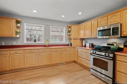 308 1st St, Fenton MI  48430-2703 exterior